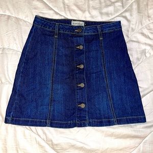 Woman’s Shoe Fly Boutique denim button front a-line skirt